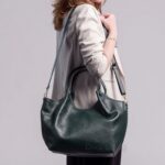 Visuel femme avec sac a main cuir noir Tilde