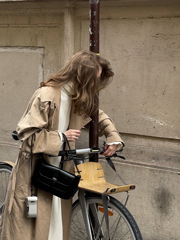 Visuel femme habillée bohème chic en vélo avec sac a main 